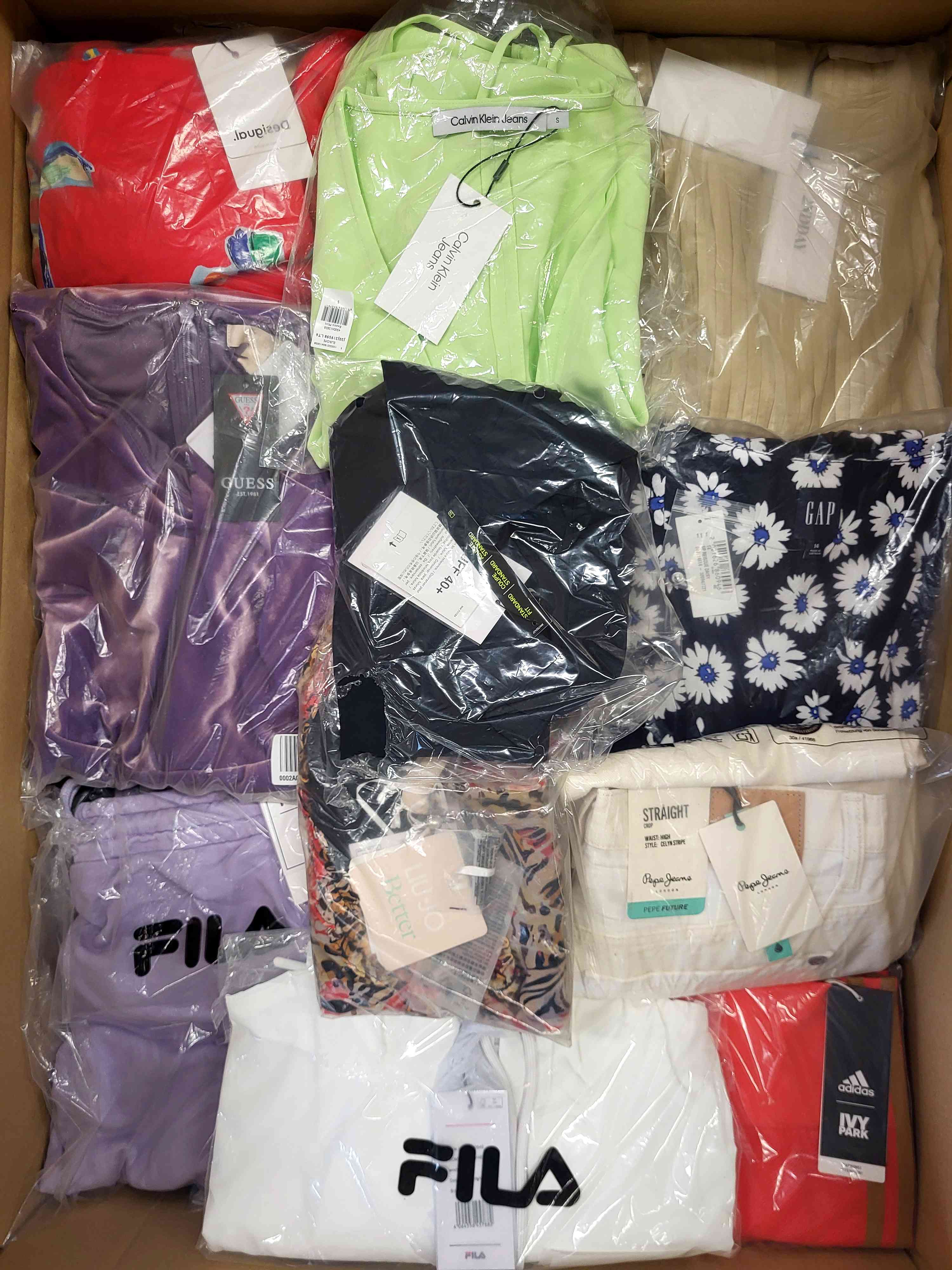 AW636 3 The photo shows a package with clothing in the category AW.