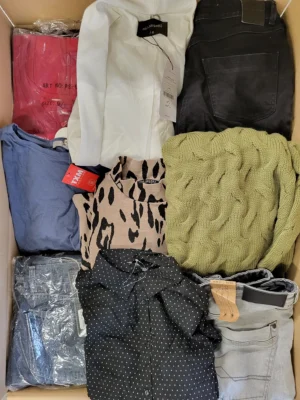 The photo shows a package with clothing in the category TSC.