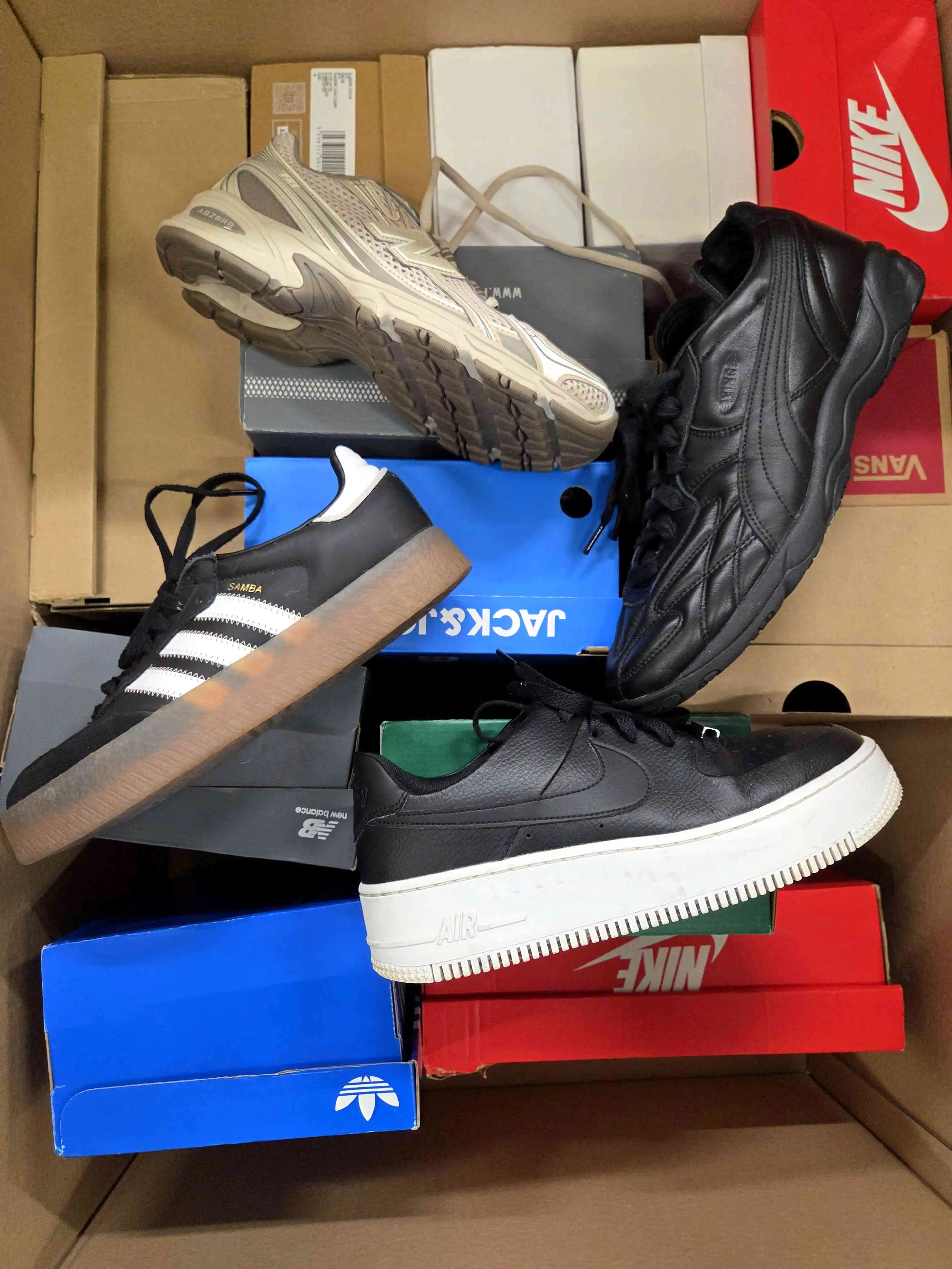 CS6411 3 The photo shows a package with footwear in the category CS.