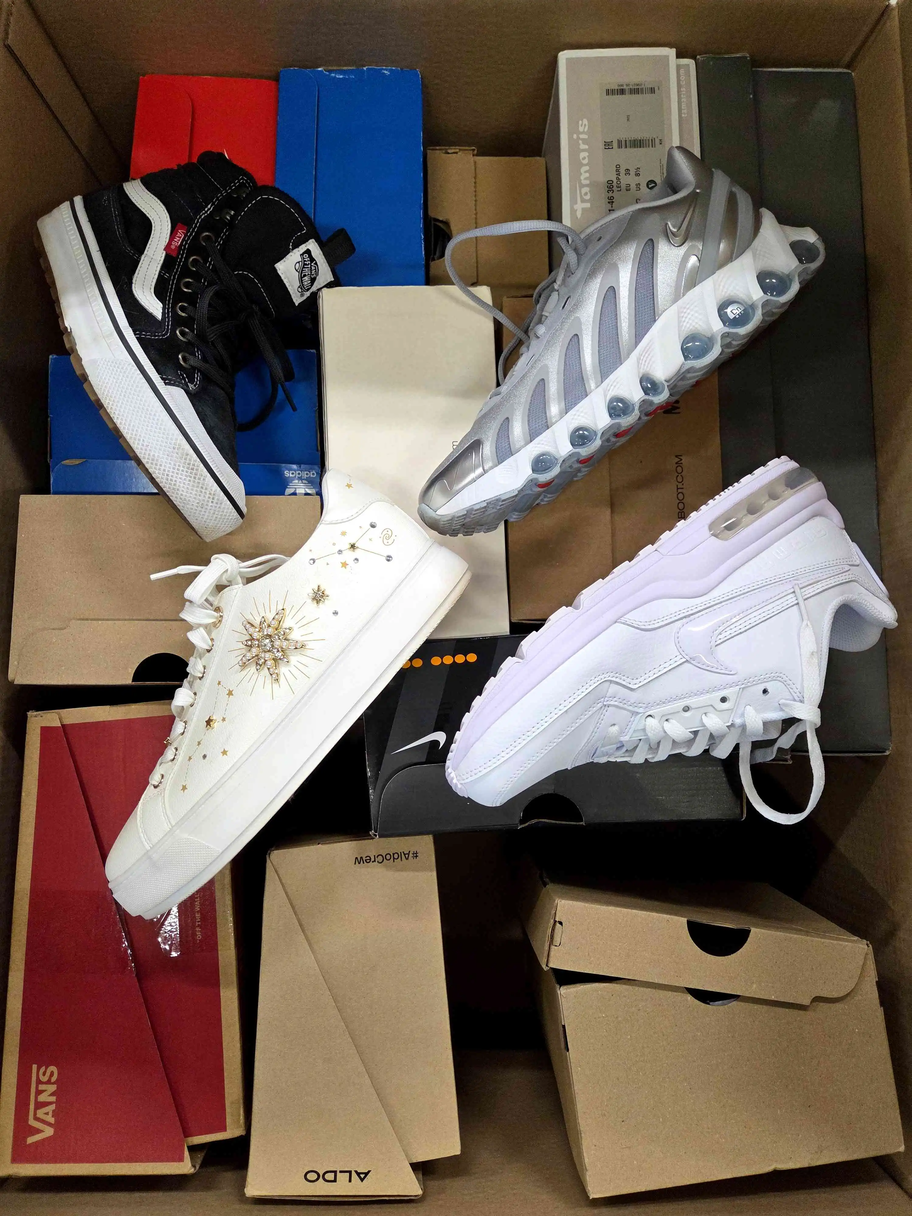 CS6412 3 The photo shows a package with footwear in the category CS.