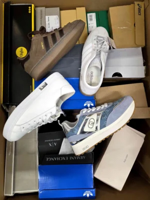 The photo shows a package with footwear in the category CS.