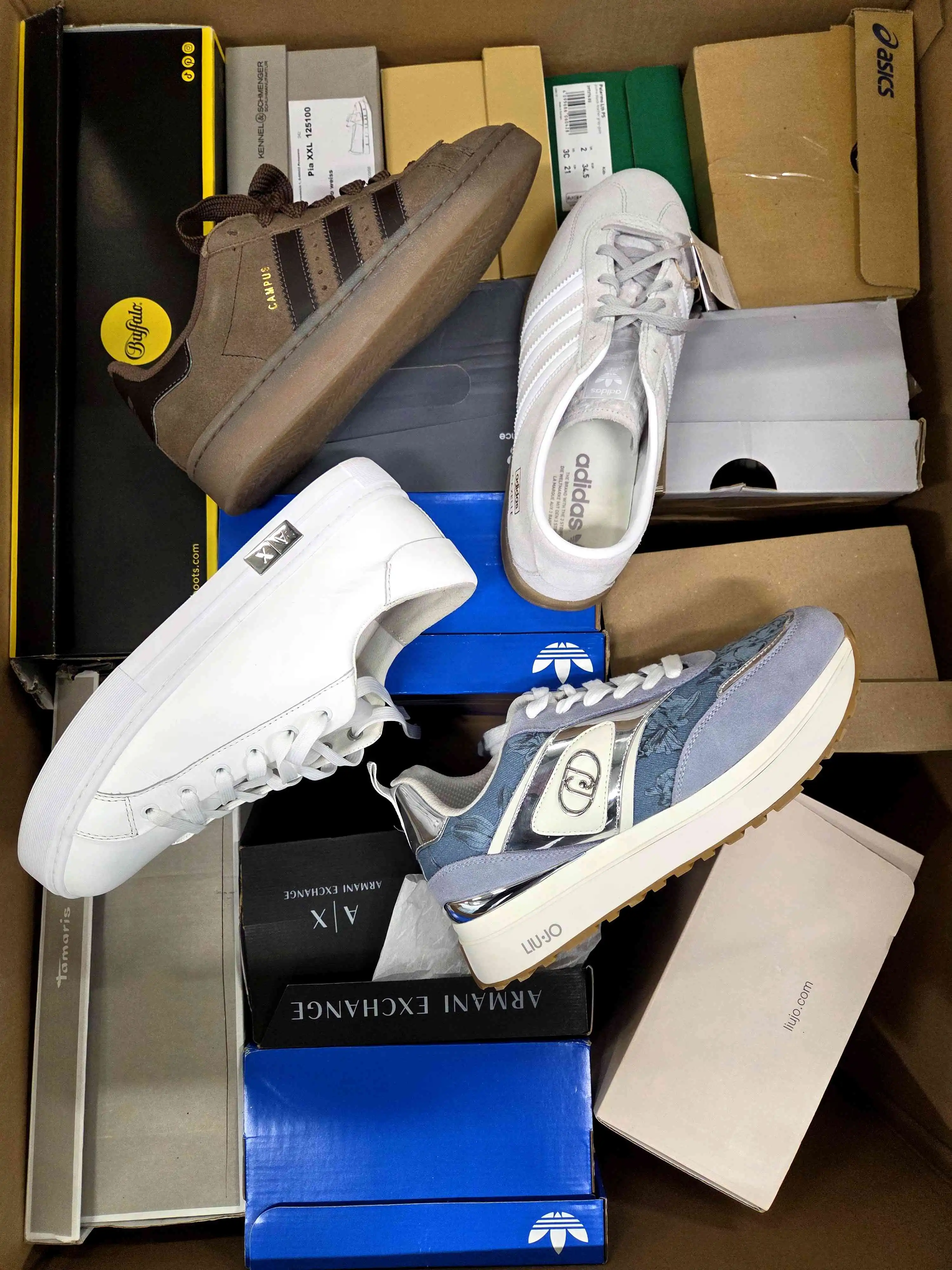 CS6413 3 The photo shows a package with footwear in the category CS.