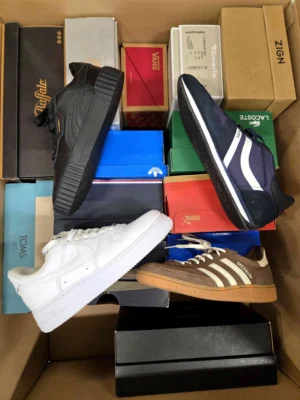 The photo shows a package with footwear in the category CS.