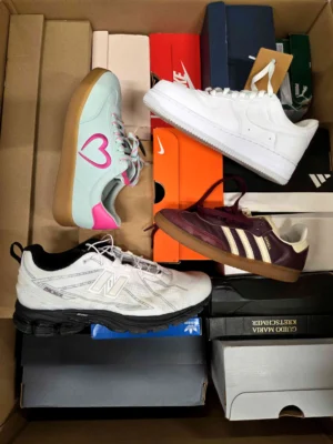 The photo shows a package with footwear in the category CS.