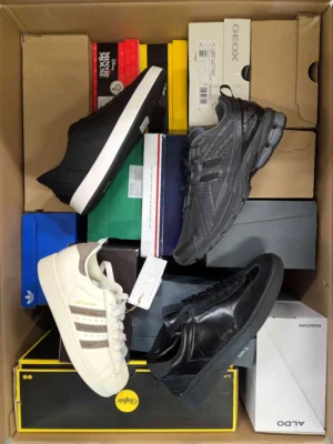 The photo shows a package with footwear in the category CS.