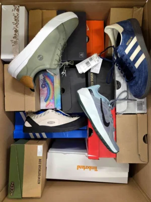 The photo shows a package with footwear in the category CS.