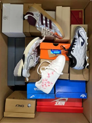 The photo shows a package with footwear in the category CS.