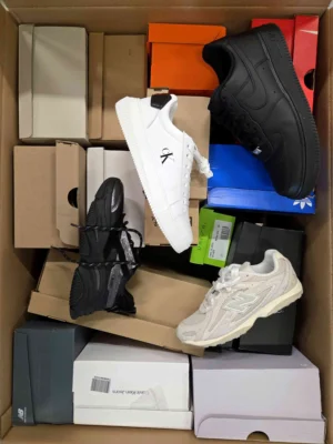 The photo shows a package with footwear in the category CS.