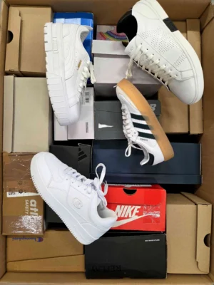 The photo shows a package with footwear in the category CS.