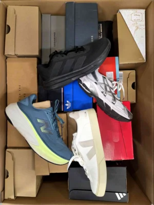 The photo shows a package with footwear in the category CS.