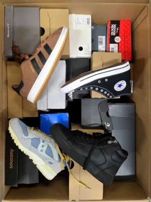 The photo shows a package with footwear in the category CS.