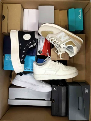 The photo shows a package with footwear in the category CS.