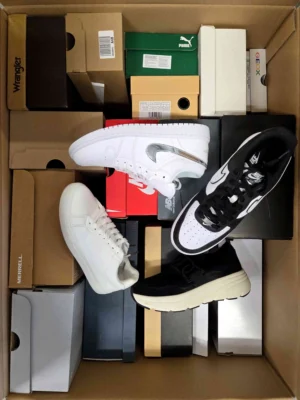 The photo shows a package with footwear in the category CS.