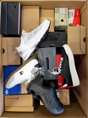 The photo shows a package with footwear in the category CS.