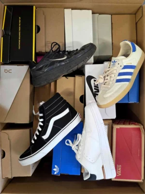 The photo shows a package with footwear in the category CS.