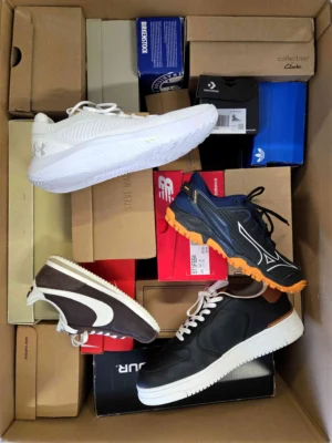 The photo shows a package with footwear in the category CS.