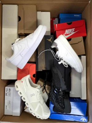 The photo shows a package with footwear in the category CS.