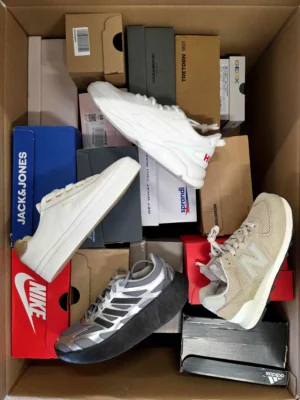 The photo shows a package with footwear in the category CS.