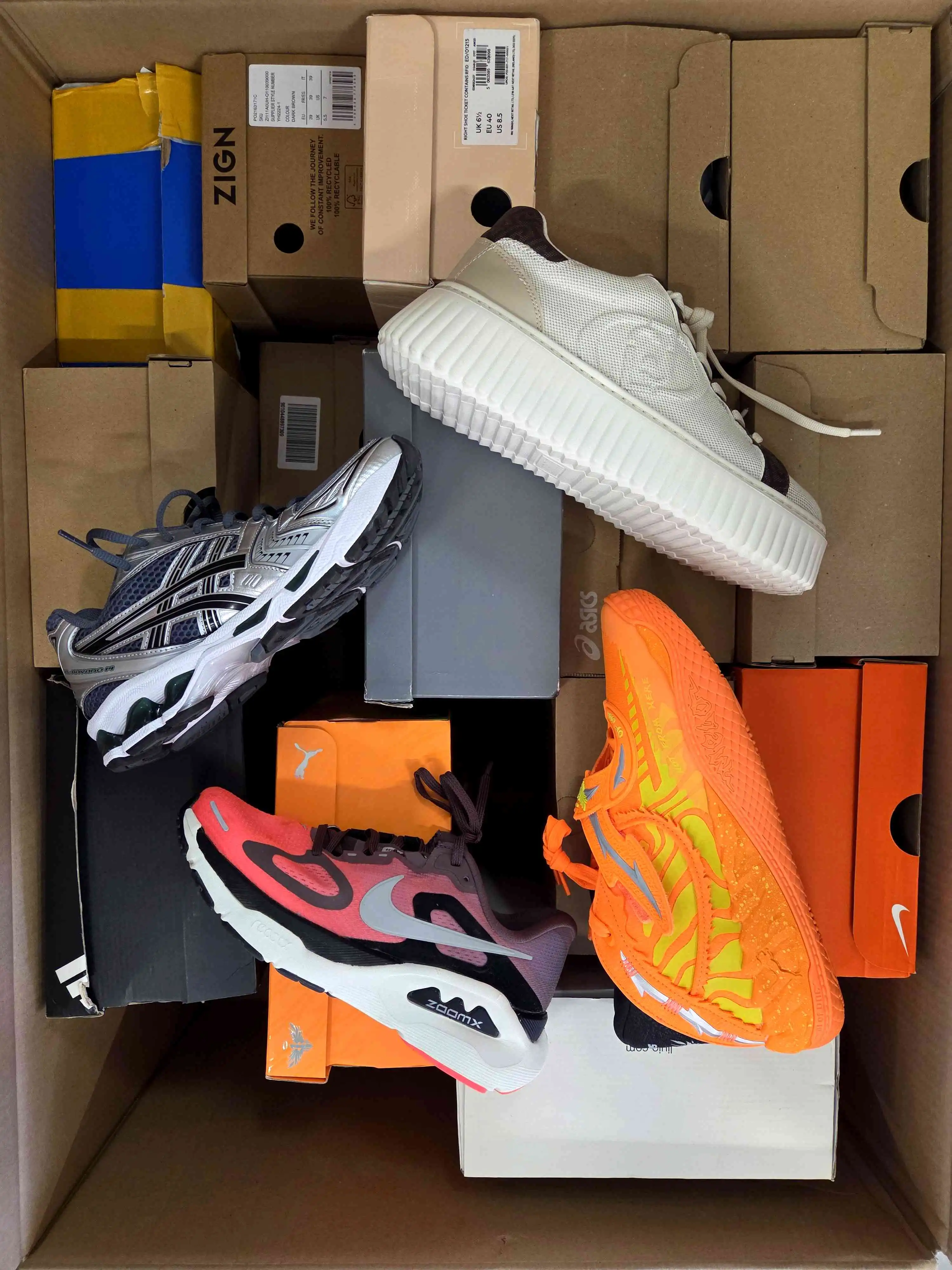 CS6520 3 The photo shows a package with footwear in the category CS.