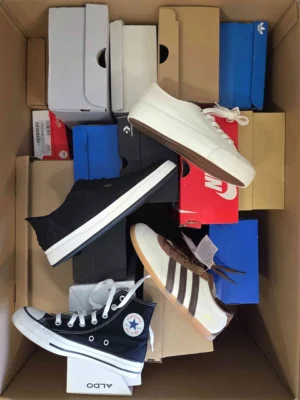 The photo shows a package with footwear in the category CS.