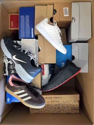 The photo shows a package with footwear in the category CS.