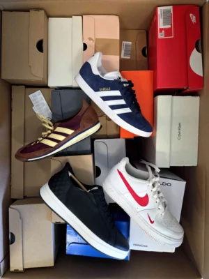 The photo shows a package with footwear in the category CS.