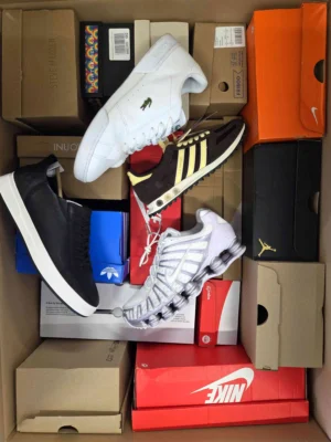 The photo shows a package with footwear in the category CS.