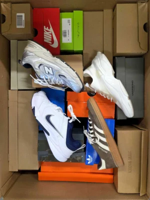 The photo shows a package with footwear in the category CS.