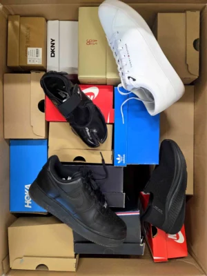 The photo shows a package with footwear in the category CS.