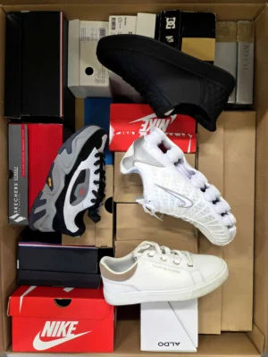 The photo shows a package with footwear in the category CS.