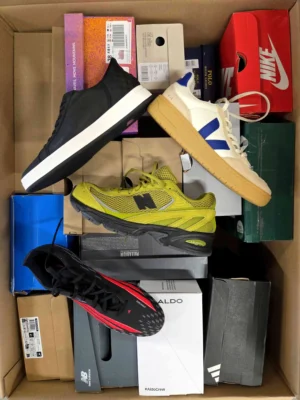 The photo shows a package with footwear in the category CS.