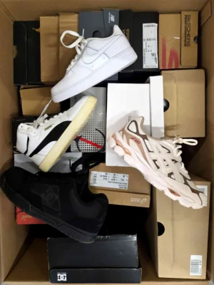 The photo shows a package with footwear in the category CS.