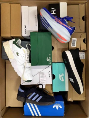 The photo shows a package with footwear in the category CS.