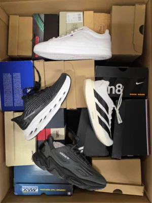 The photo shows a package with footwear in the category CS.