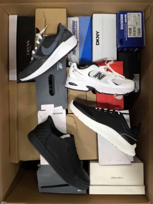 The photo shows a package with footwear in the category CS.