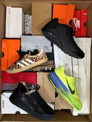 The photo shows a package with footwear in the category CS.