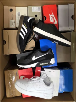 The photo shows a package with footwear in the category CS.