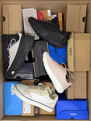 The photo shows a package with footwear in the category CS.
