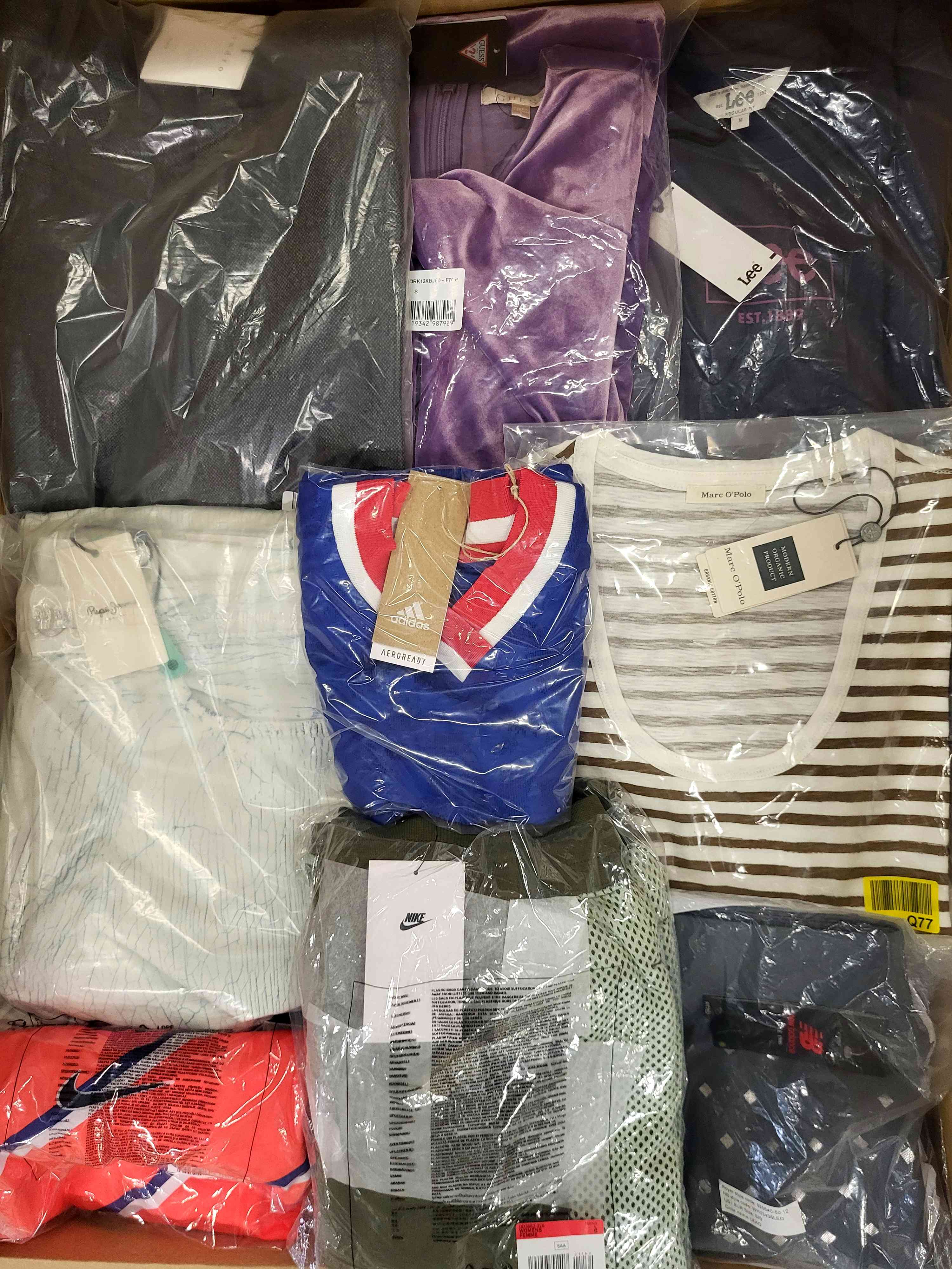 AW691 3 The photo shows a package with clothing in the category AW.