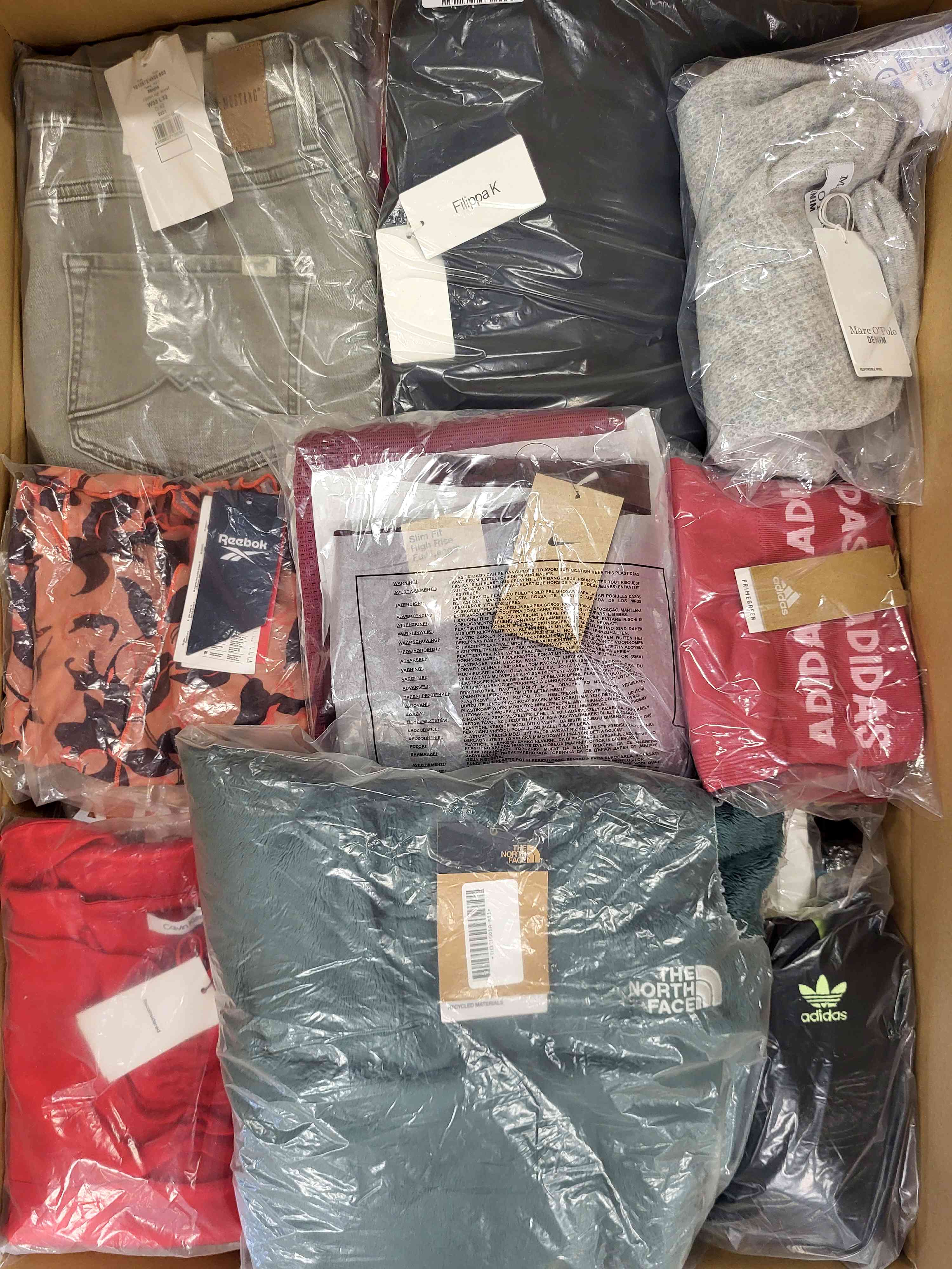 AW693 3 The photo shows a package with clothing in the category AW.