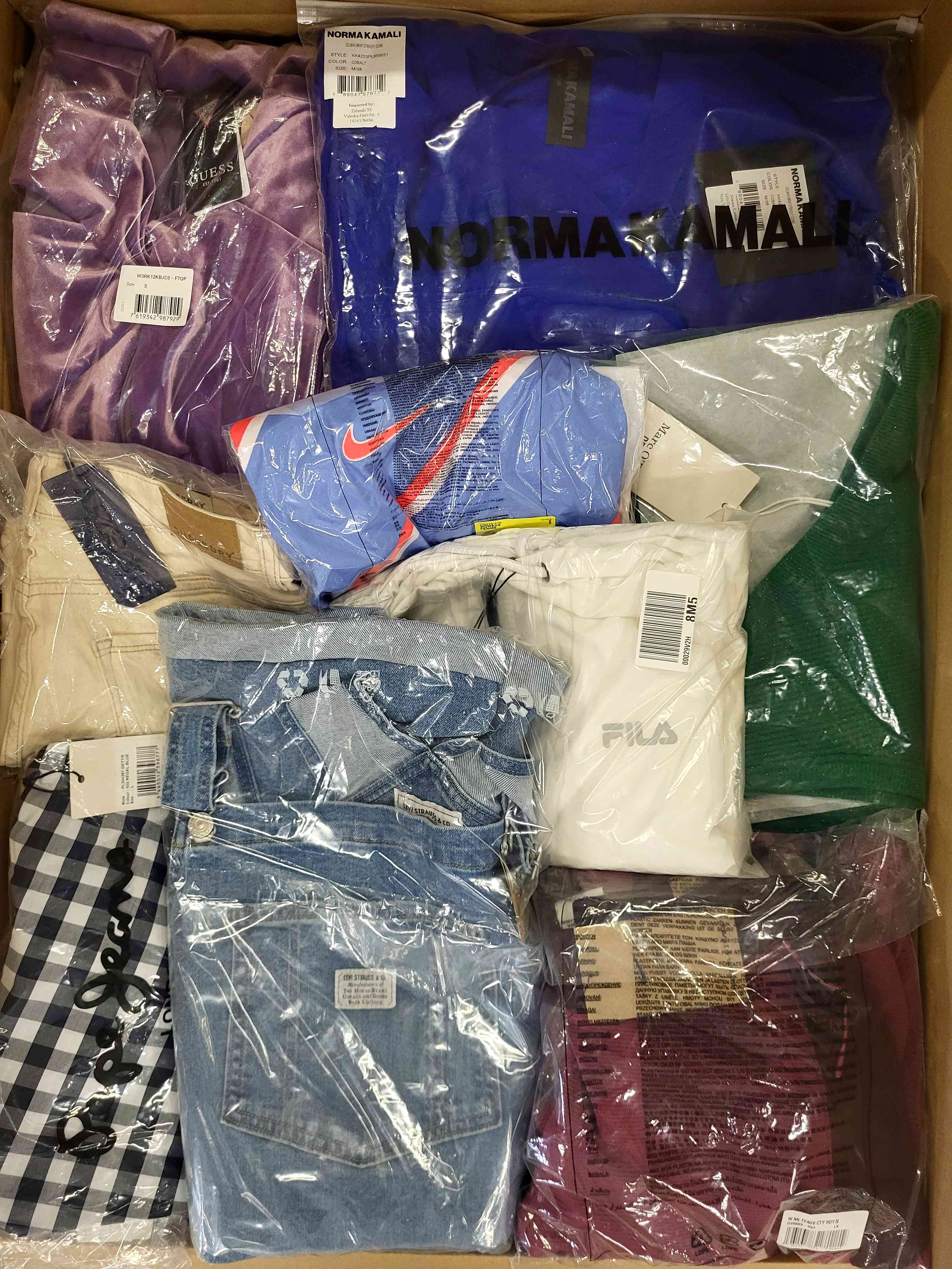 AW696 3 The photo shows a package with clothing in the category AW.