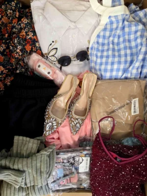 The photo shows a package with clothing in the category SN.