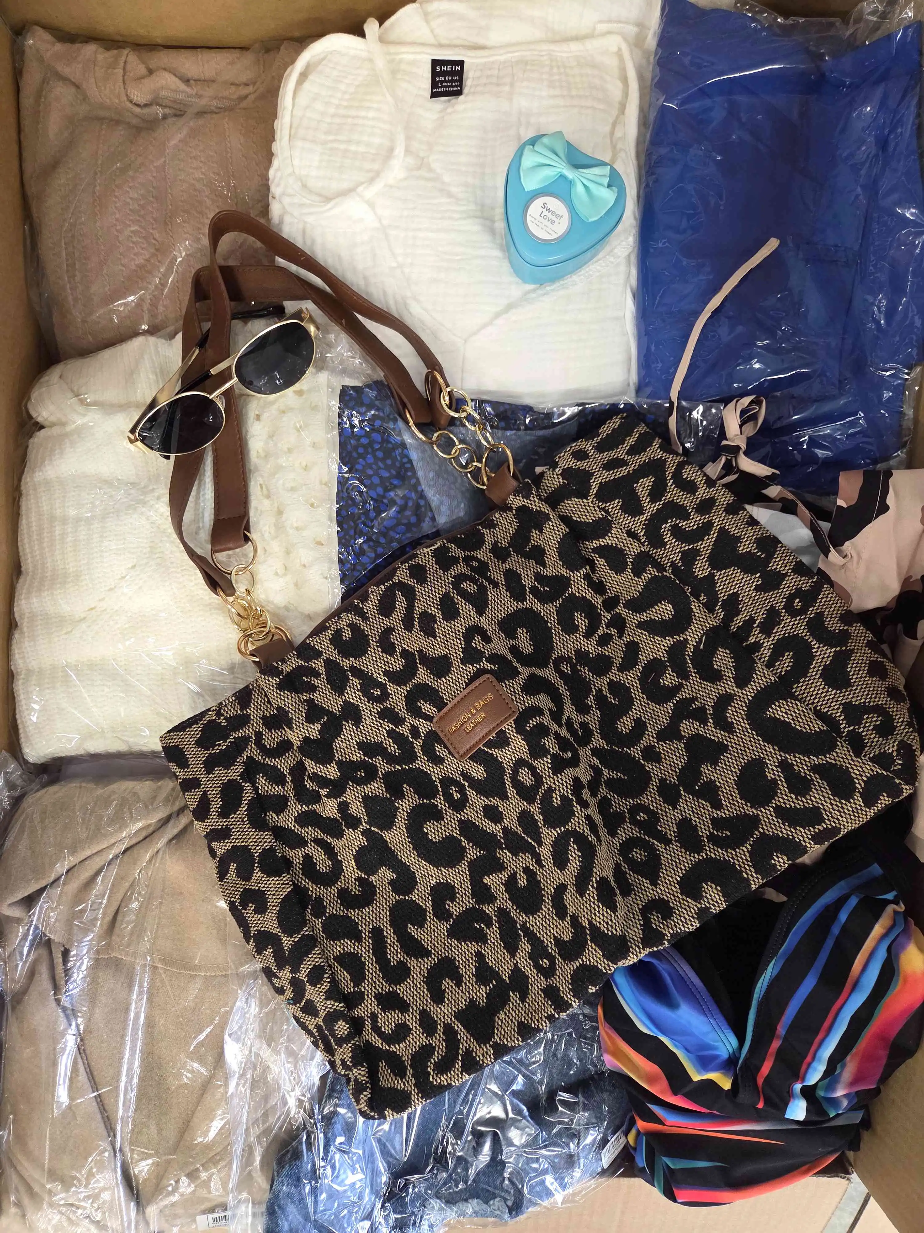 SN814 3 The photo shows a package with clothing in the category SN.
