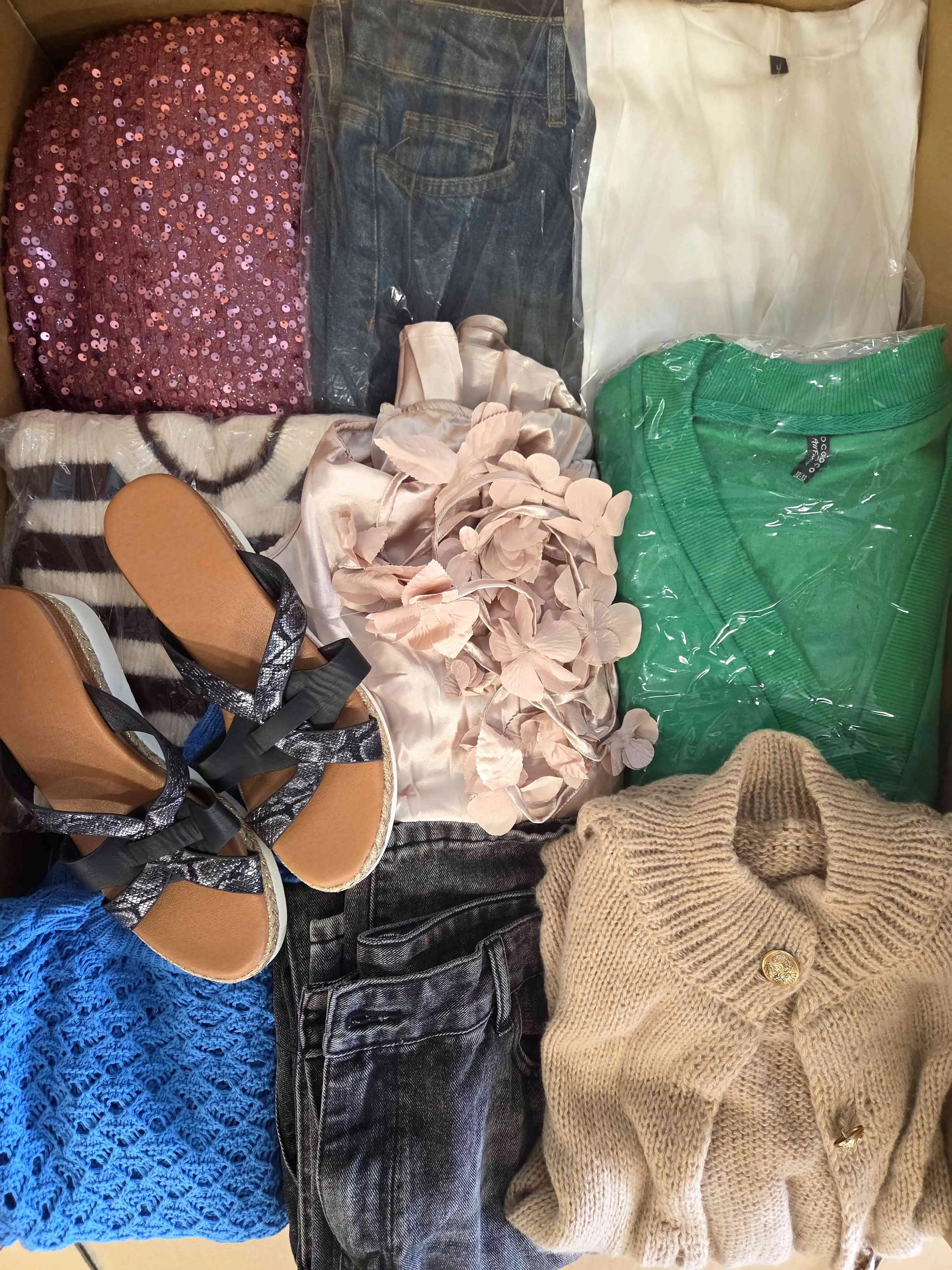 SN815 3 The photo shows a package with clothing in the category SN.