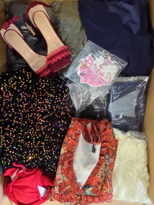 The photo shows a package with clothing in the category SN.