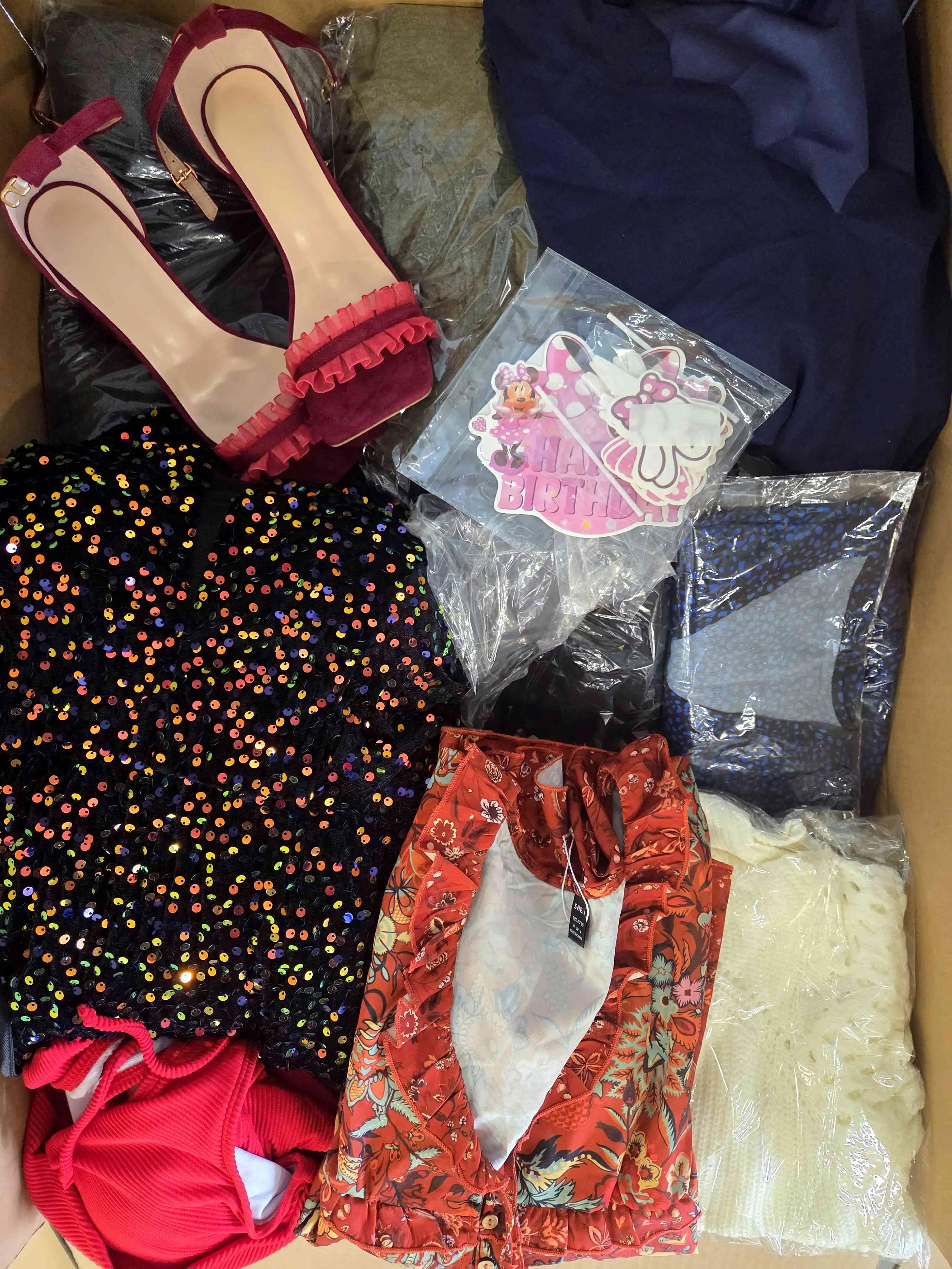 SN816 3 The photo shows a package with clothing in the category SN.