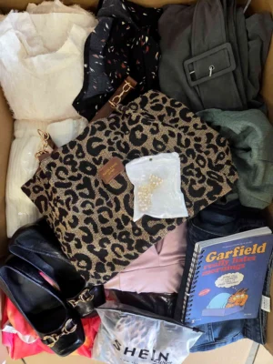 The photo shows a package with clothing in the category SN.
