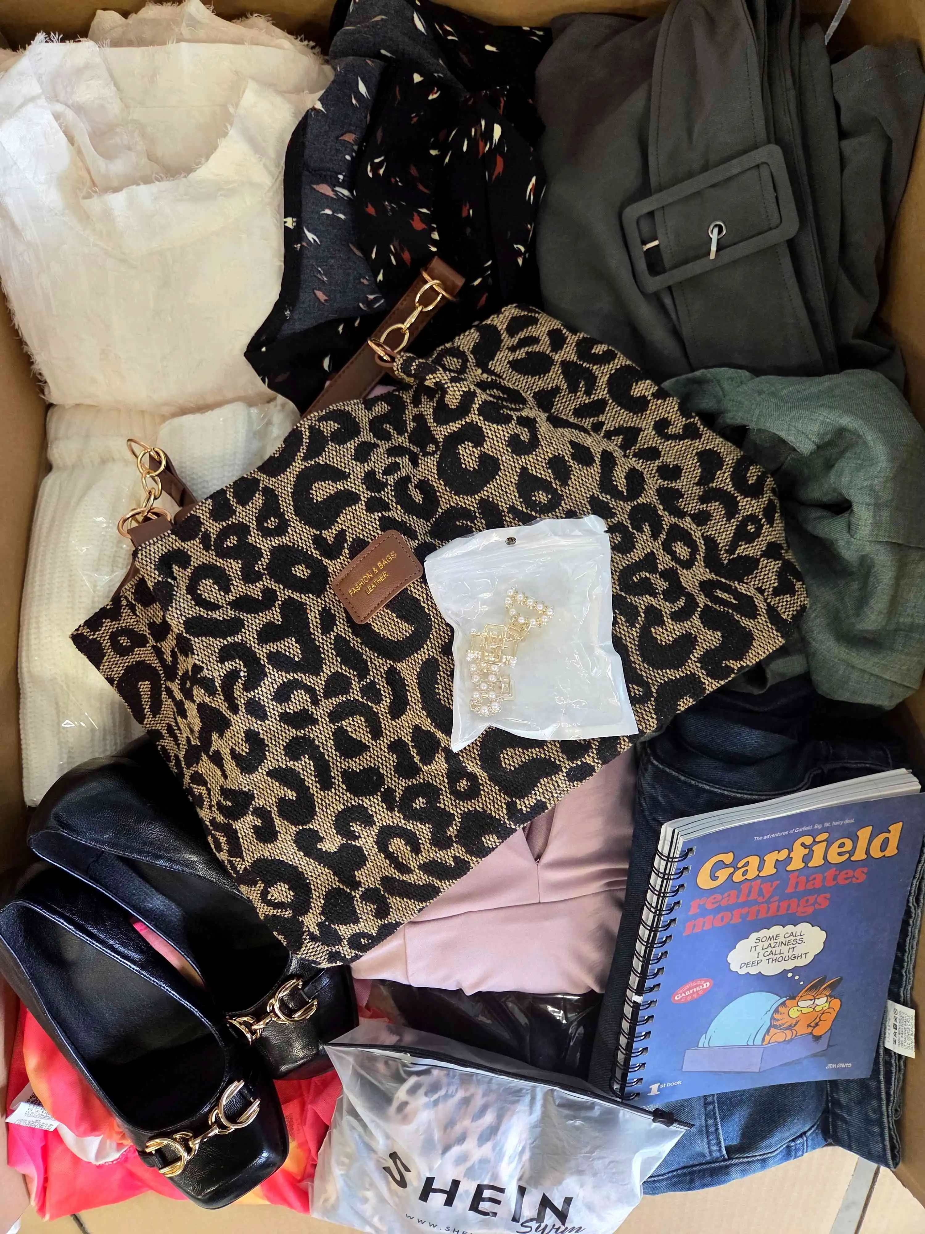 SN818 3 The photo shows a package with clothing in the category SN.