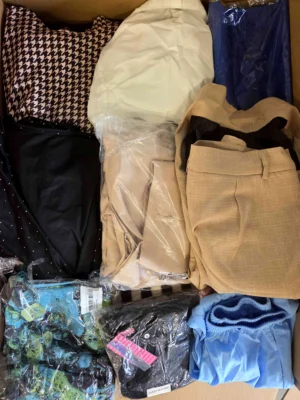 The photo shows a package with clothing in the category SN.