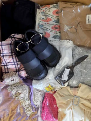 The photo shows a package with clothing in the category SN.